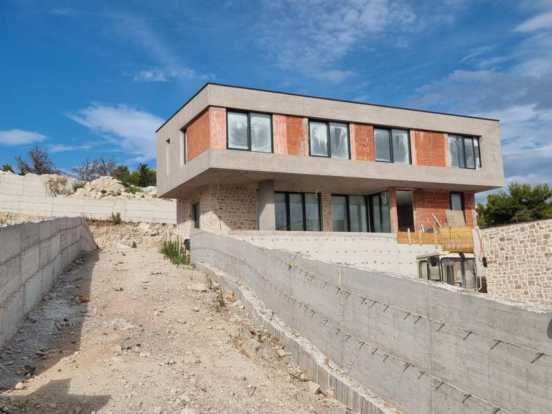 Folyamatban lévő villa Vodicében beton terasszal és modern ablakokkal.