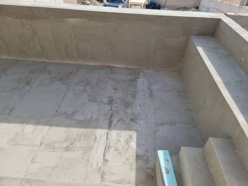 A vodicei építési villában van egy beton terasz és lépcsők.