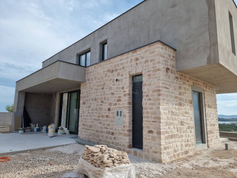 Villa Vodiceiben szerkezetes kőburkolattal és terasszal, befejezés előtt.
