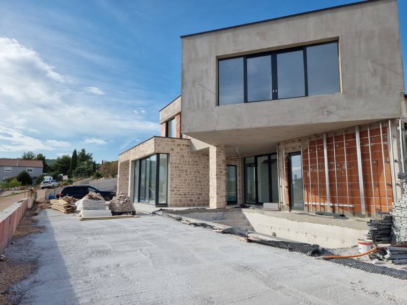 Villa Vodiceben építkezés közben külső anyagokkal és kilátással a környékre.