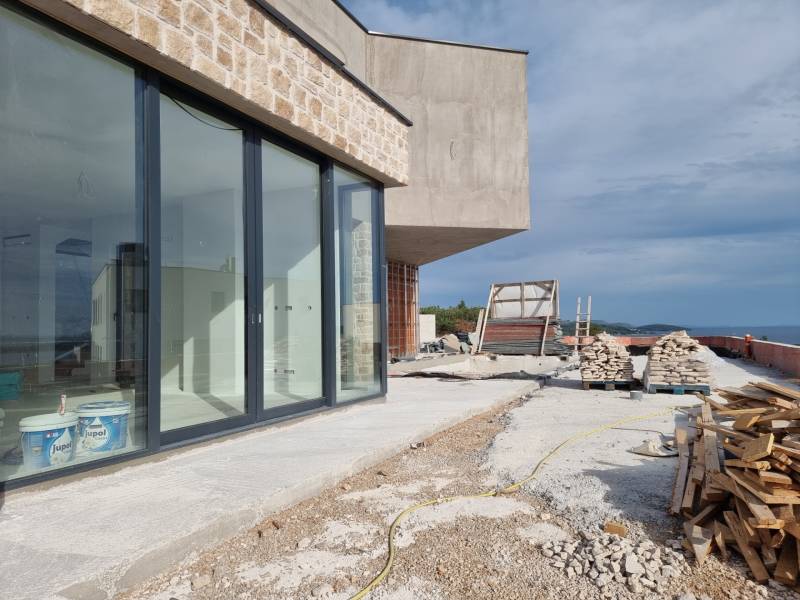 Villa építése Vodice-ben üvegfallal és tengerparti építkezéssel.