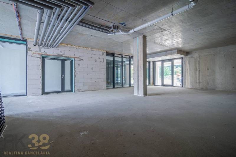 Üzlethelyiségek nagy üvegezett homlokzatokkal és beton elemekkel Svitben.