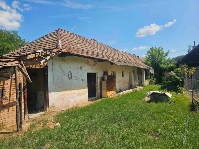 Családi ház Hronovce-ban elhagyatott homlokzattal, régebbi tetővel és füves környezettel.