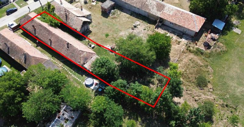 Családi ház Hronovce-ban kerttel és látható tetővel, piros vonallal jelölve.