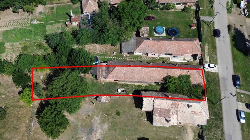 Családi ház Garamszentgyörgyön, zölddel és szomszédos épületekkel körülvett telken.