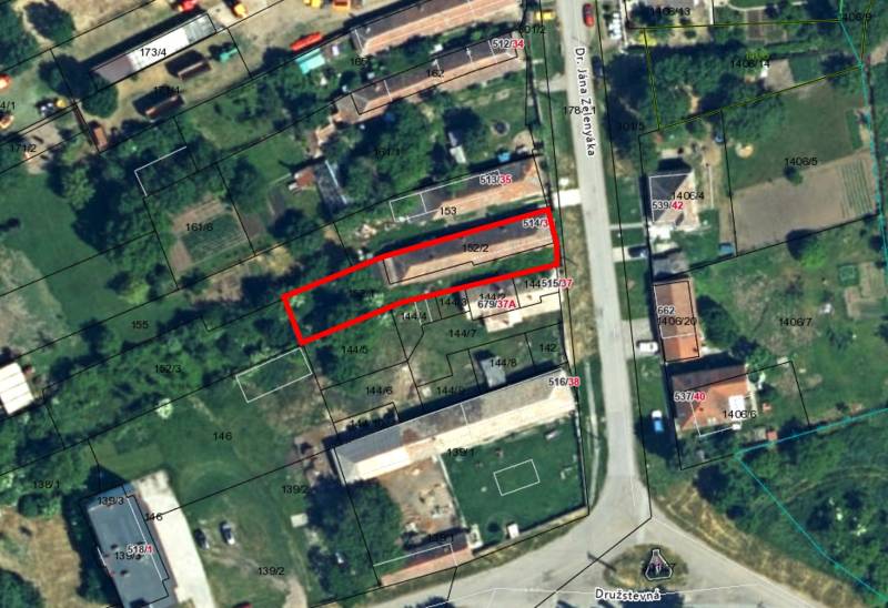 Családi házak és telkek műholdas térképe Garamvezekényben, a parcellák megjelölésével.