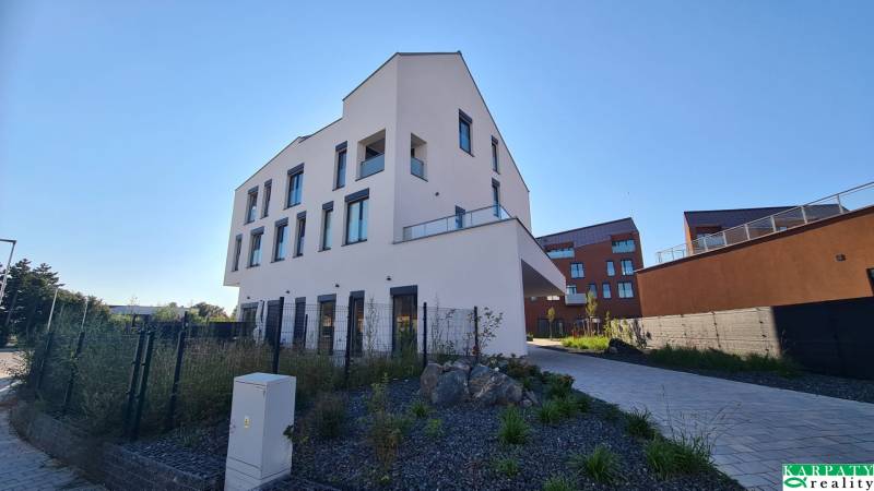 Új építés a Pozsony-Jarovcén található Gyöngy utcában, modern ablakokkal és rendezett környezettel.