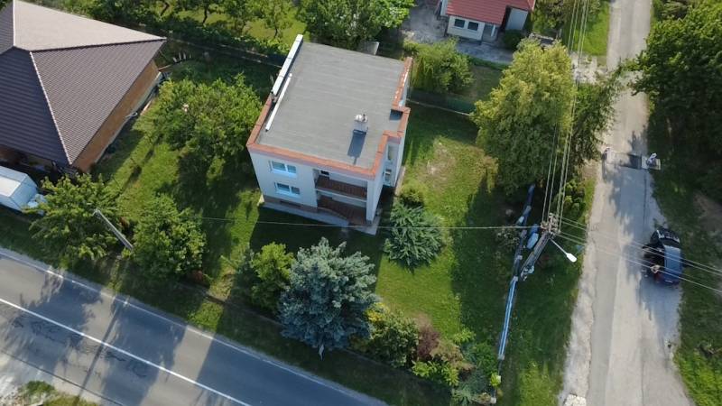 Családi ház Rakoľubochban, Újvágon, kerttel és szomszédsággal körülvéve.