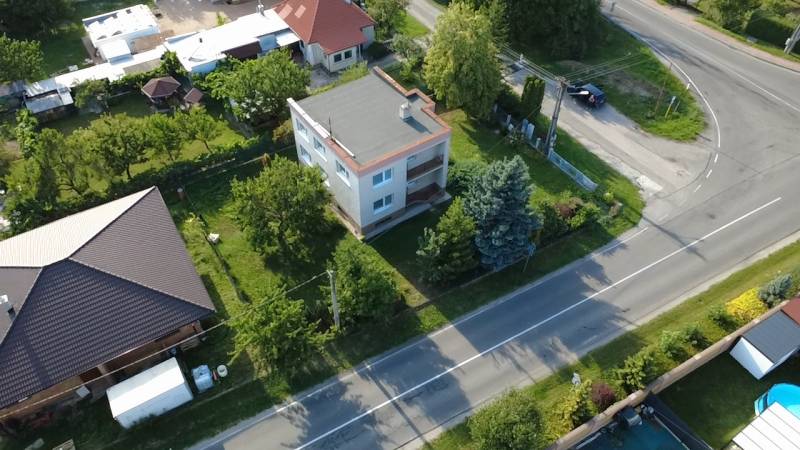 Családi ház Rakoľubochban, Újvárosban, zöldövezet és utca veszi körül.