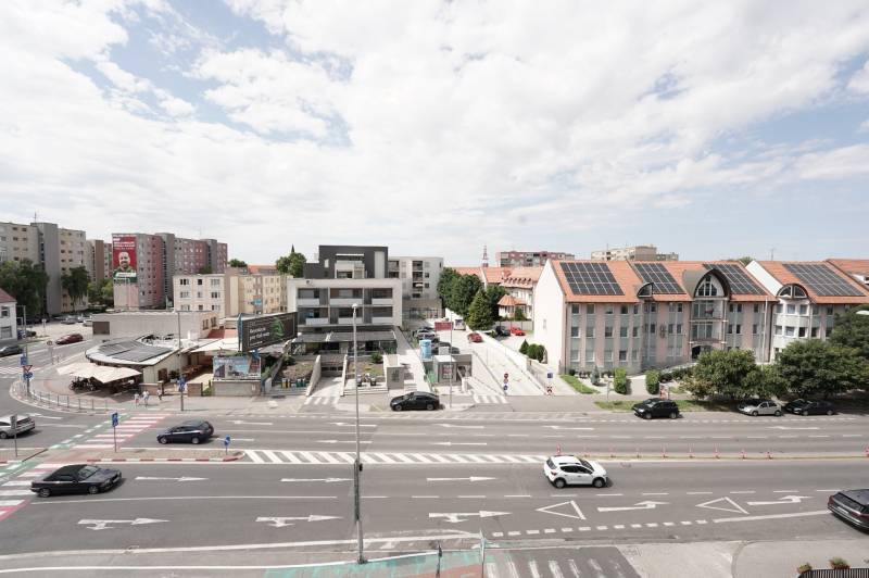 Forgalom és épületek a Dunaszerdahelyi Fő utcán, az irodák környékén.