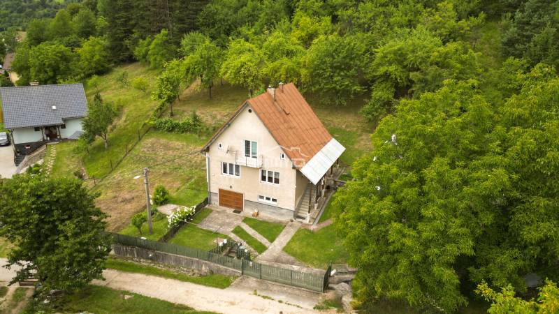 Családi ház Papradnóban nagy kerttel és zöld környezettel.