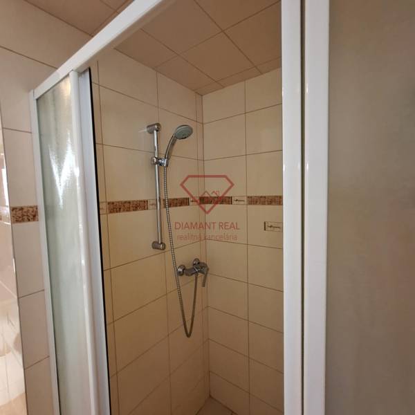 Zuhanykabin családi házban kerámia burkolattal és állítható zuhanyfejjel.