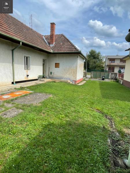 Családi ház Trencsénszentkereszten gondozott gyepfelülettel és hagyományos ferde tetővel.