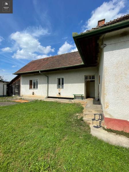 Családi ház Trencsénszentkirályon gyepes kerttel és hagyományos tetővel a kék ég alatt.