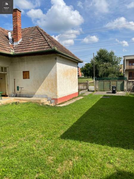 Családi ház Trencsénszentkirályon füves telekkel és téglatetővel.