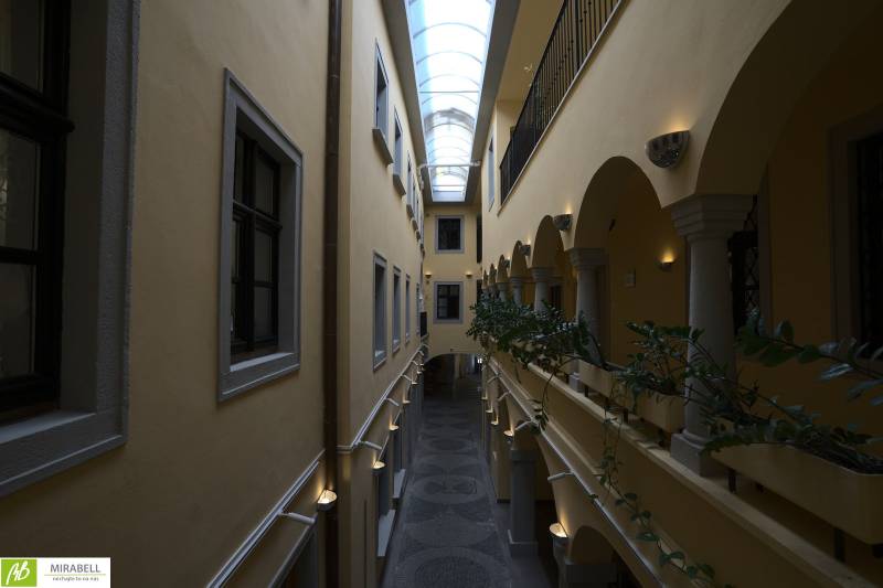 Folyosó irodákban üvegtetővel és növényekkel.