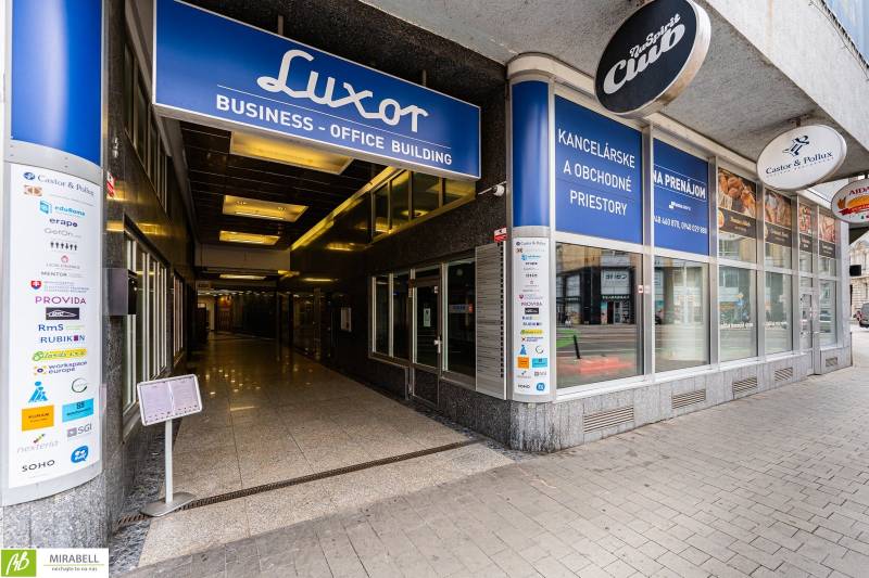 Irodák kiadók a Luxor épületében a Pozsony-Óvárosban, a Štúrova utcában.