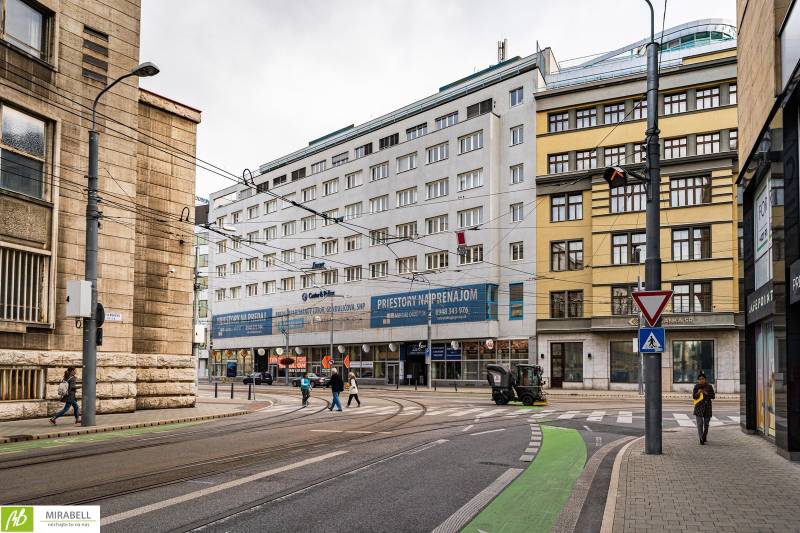 Épületek irodákkal a Štúrova utcában, Pozsony - Óváros.