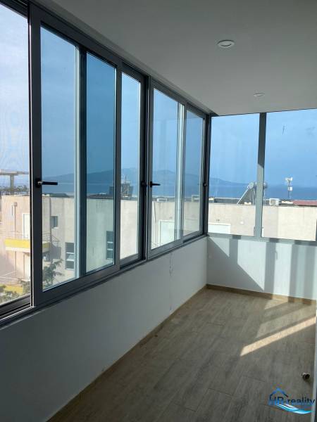 Üvegterasz tengerre néző kilátással a nyaraló apartmanban.