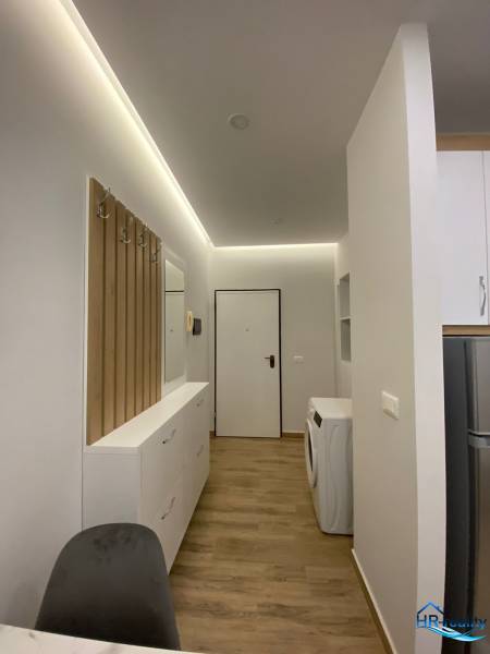 Hangulatos nyaraló apartman belső tér mosógéppel és tárolóhellyel.