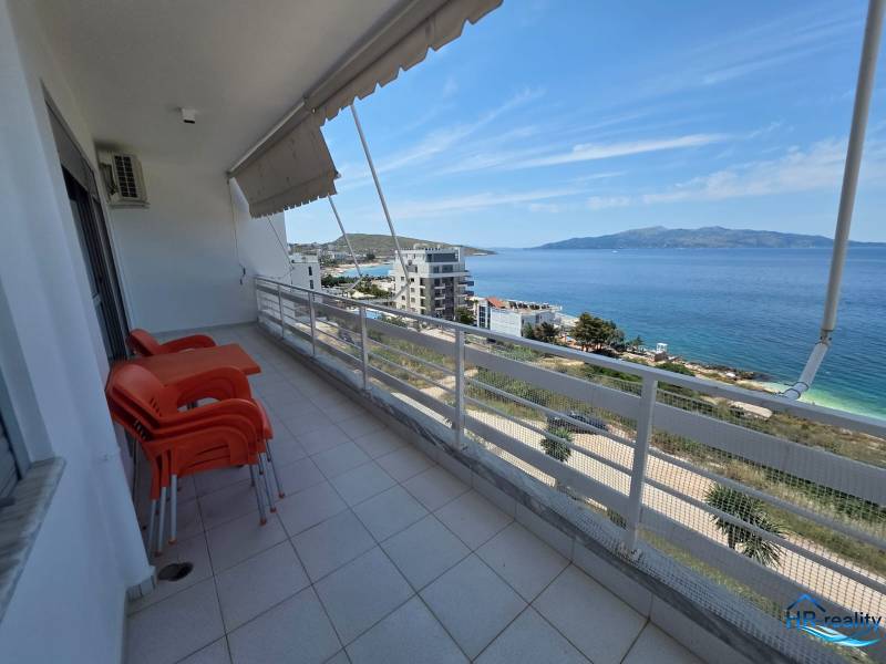 A szabadidős apartman erkélye Sarandëban, kilátással a tengerre és a környékre.