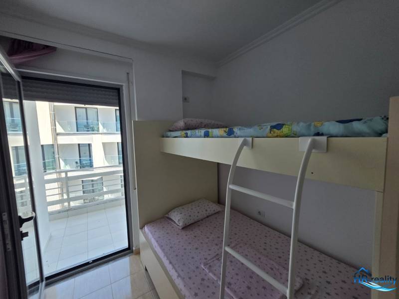 Emeletes ágy a rekreációs apartman hálószobájában, kilátással az erkélyre.