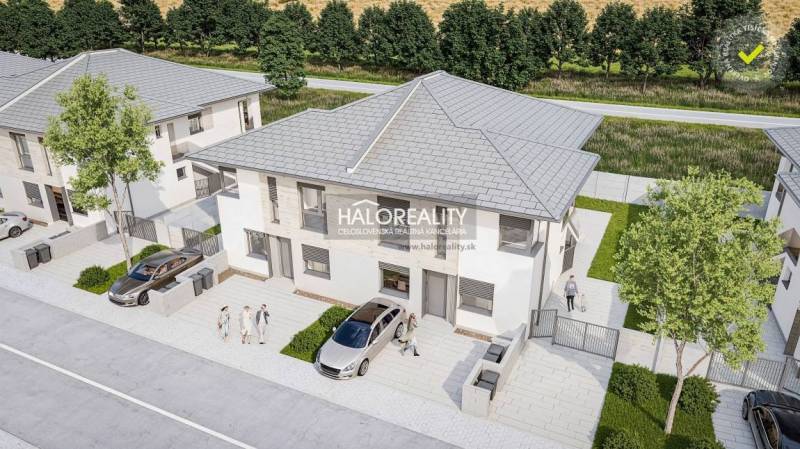 3 szobás lakás külső része Lužiankyban parkolóval és zöld növényzettel.