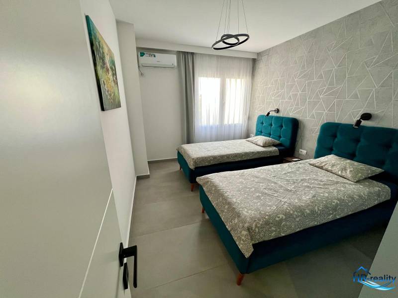 Kárpitozott ágyakkal ellátott kétágyas szoba a Nyaraló apartmanban.