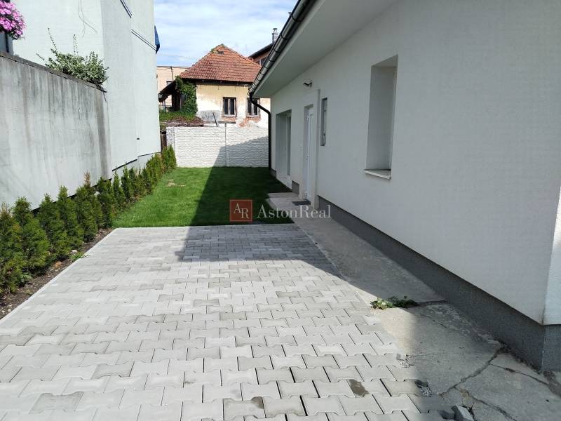 Családi ház a Turč. Kľačany utcában, Martinban, fedett terasszal és gyepesített kerttel.