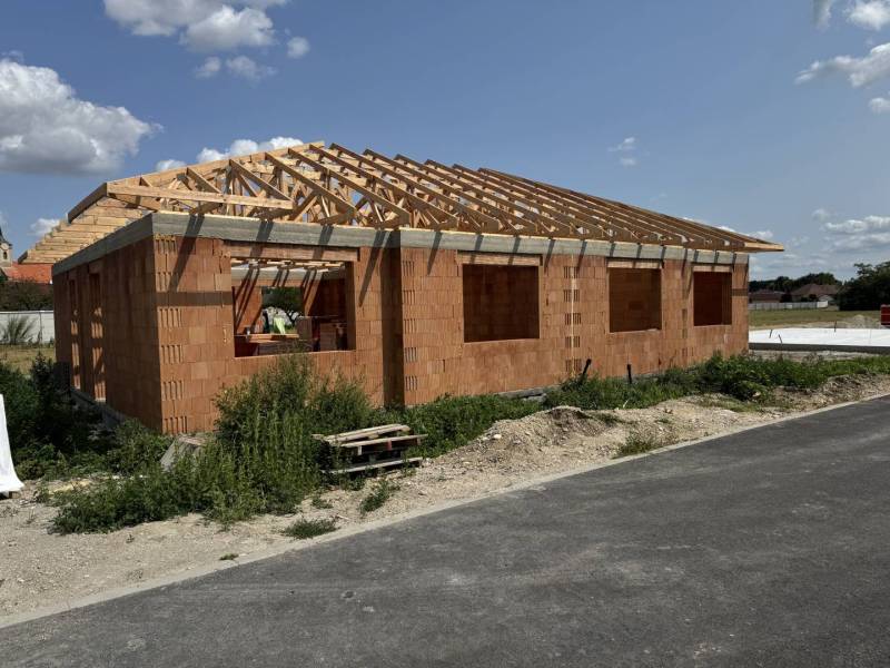 Családi ház építése Felsővámoson kerámia téglákkal és fa tetőszerkezettel.