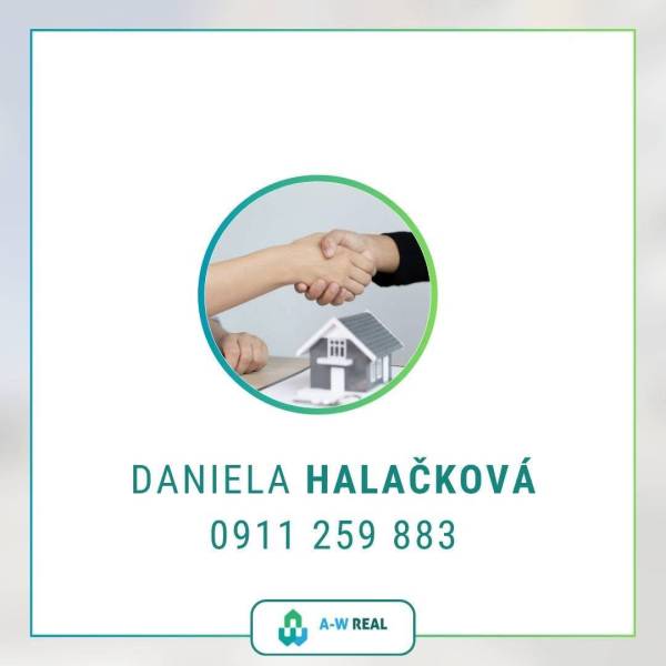 Kezet fognak egy családi ház modelljénél. Kapcsolat: Daniela Halačková.