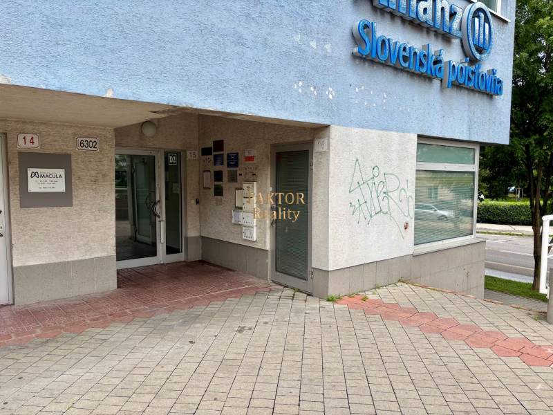 A pozsonyi Martin Benko téren található épület bejárata, 2 szobás lakás.