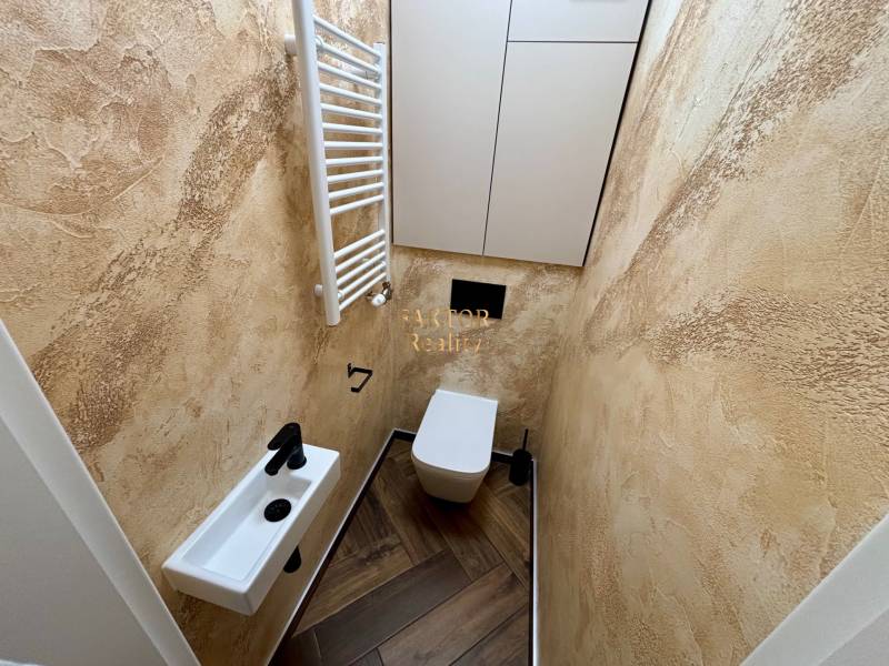WC mosdókagylóval és létrás radiátorral a kétszobás lakásban.