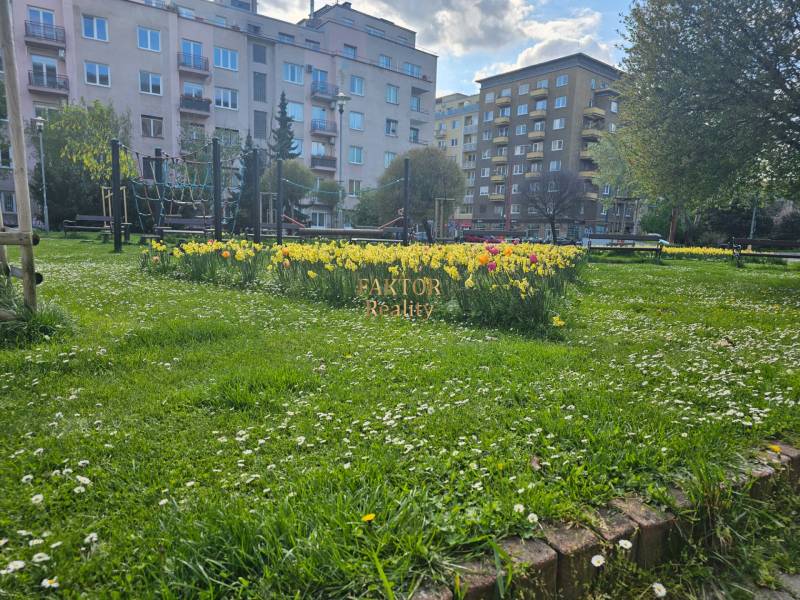 Virágoskert és játszótér lakóházakkal körülvéve a pozsonyi Martin Benko téren.