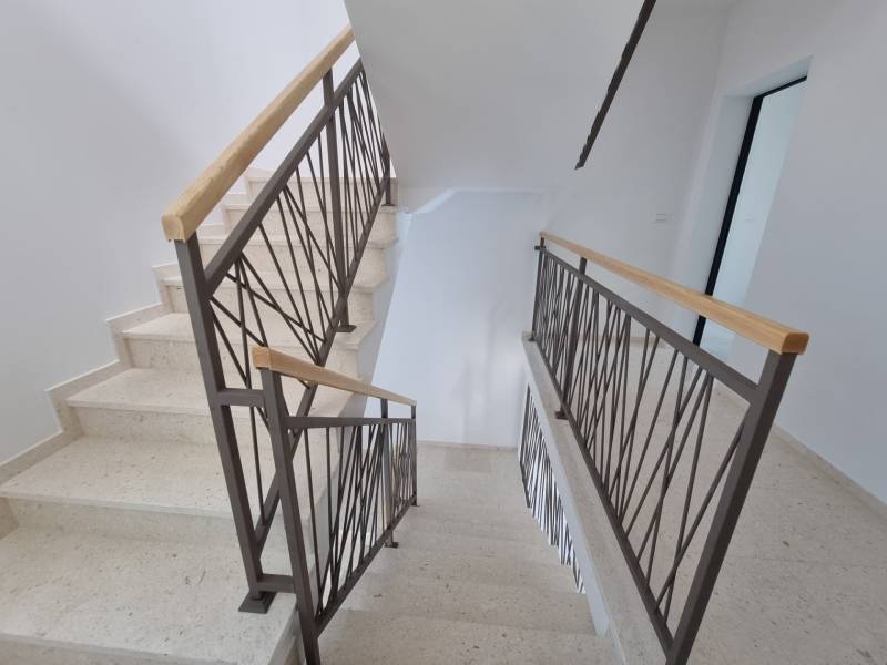 Fémkorláttal ellátott lépcső egy 4 szobás lakásban.