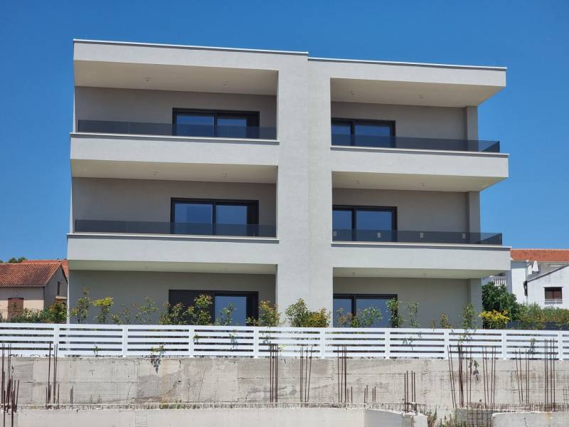Háromemeletes, üvegezett erkélyes lakóház Vodice városában.