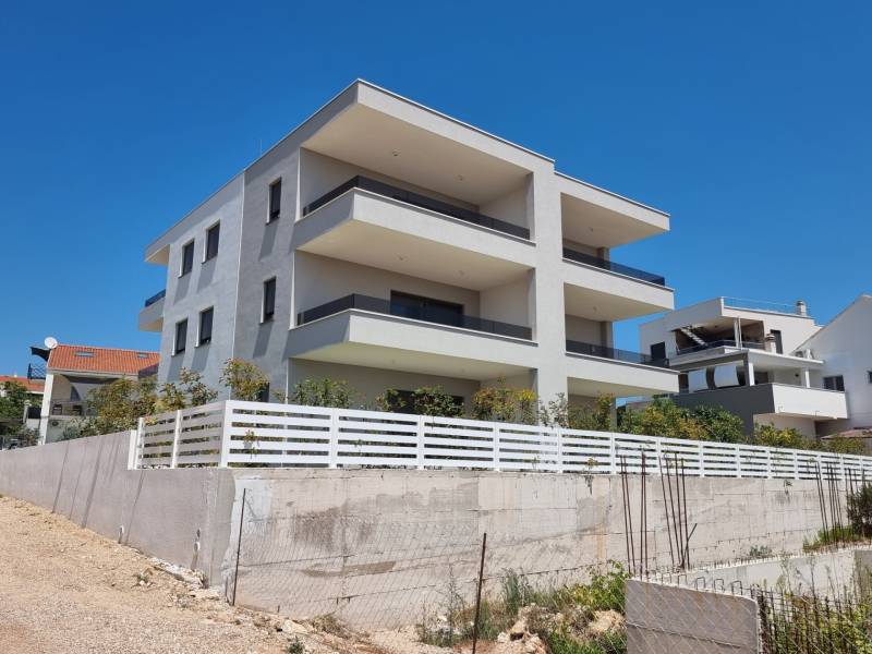 A Vodice városában található 4 szobás lakás külseje egy modern új épületet mutat.