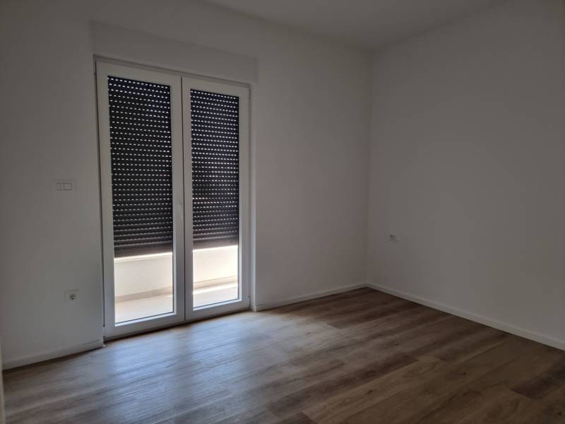 Egy négy szobás lakás redőnyökkel ellátott szobája úszó padlóval.
