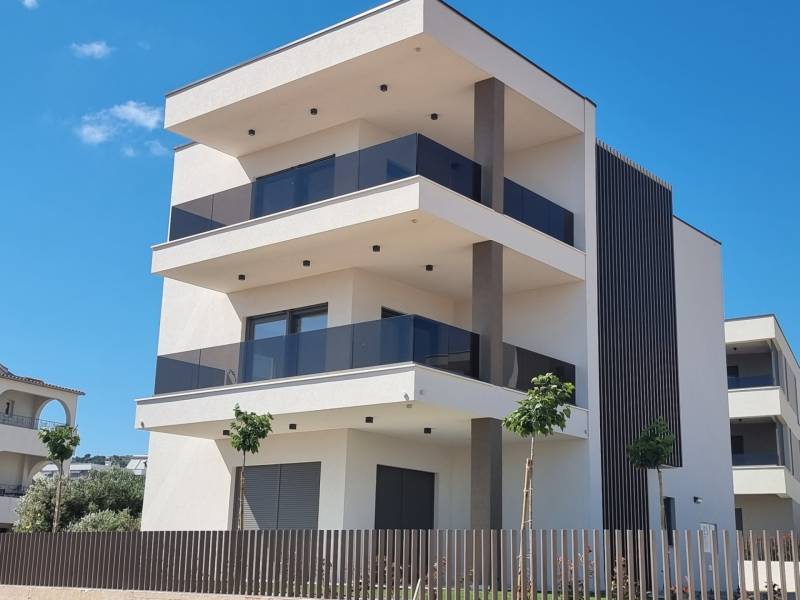 Négy szobás lakás külseje Vodice városában, modern épület tágas teraszokkal.