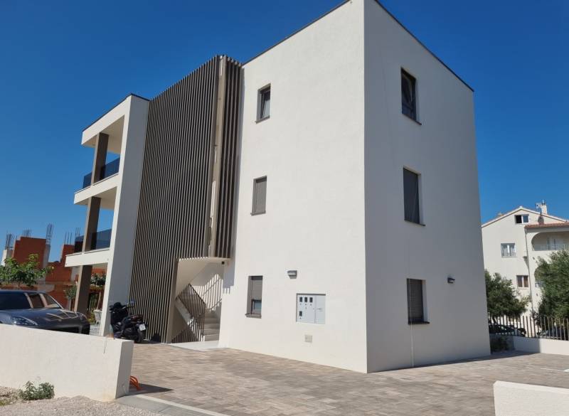 4 szobás lakás Vodice városában modern építészettel és parkolóhellyel az épület mellett.
