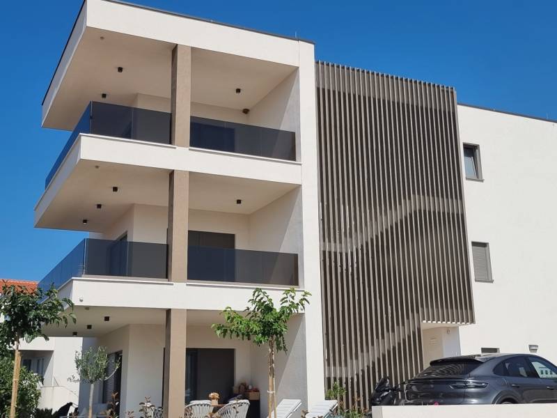 Modern háromszintes épület Vodice területén, 4 szobás lakásokkal és teraszokkal.