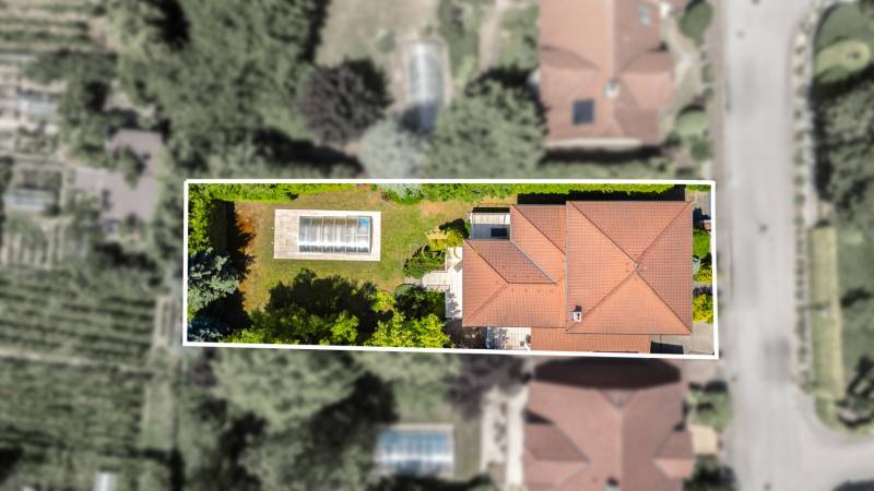 Kilátás egy családi házra medencével a Limbach-i Malokarpatská utcában.