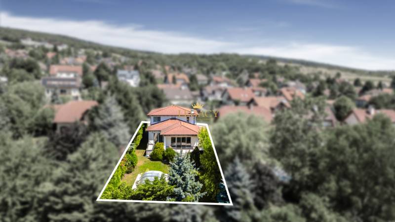 Családi ház a Malokarpatská utcában, Limbachban, zölddel és szomszédos házakkal körülvéve.