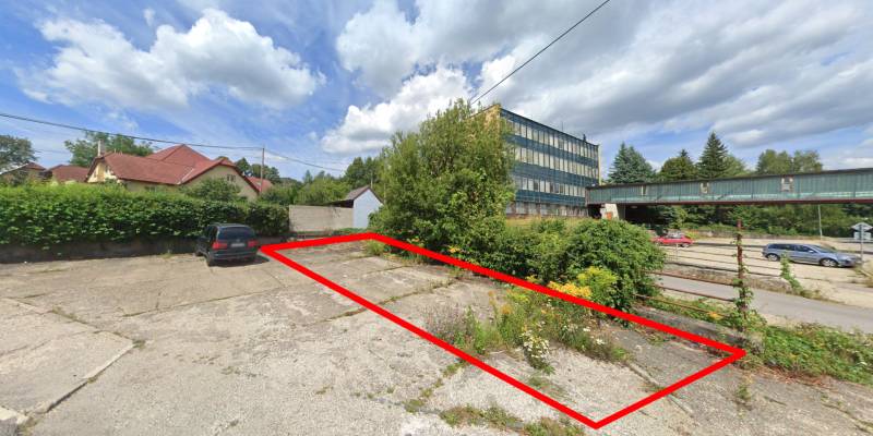Kereskedelmi telkek Handlován, a Štrajkova utcában, a parkoló és az adminisztratív épületek mellett.