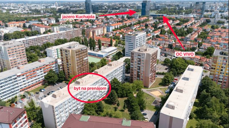 Légi felvétel a pozsonyi lakóépületekről a Csehszlovák Ejtőernyősök utcában, közel a Kuchajdához.