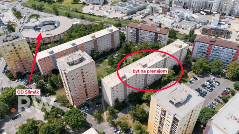 Lakóépületek légi felvétele, megjelölt kétszobás lakással Pozsony – Újvárosban.