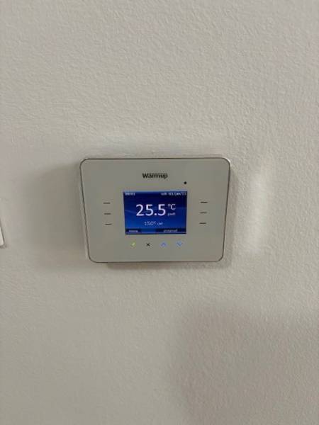 A digitális termosztát a jelenlegi hőmérsékletet mutatja egy kétszobás lakásban.