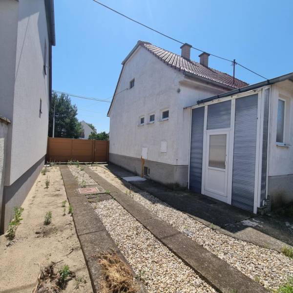 Családi ház a Riadok utcában, Malackán, kavicsos és betonozott udvarral.