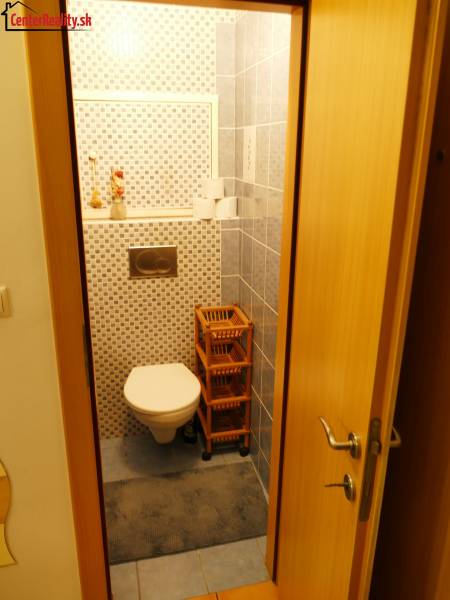Fürdőszoba WC-vel és csempékkel egy háromszobás lakásban.