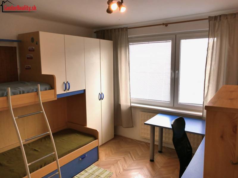 Gyerekszoba emeletes ággyal és íróasztallal egy háromszobás lakásban.